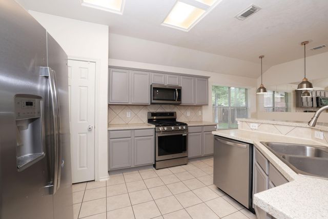 7 N Regan Mead Circle, The Woodlands, TX 77382