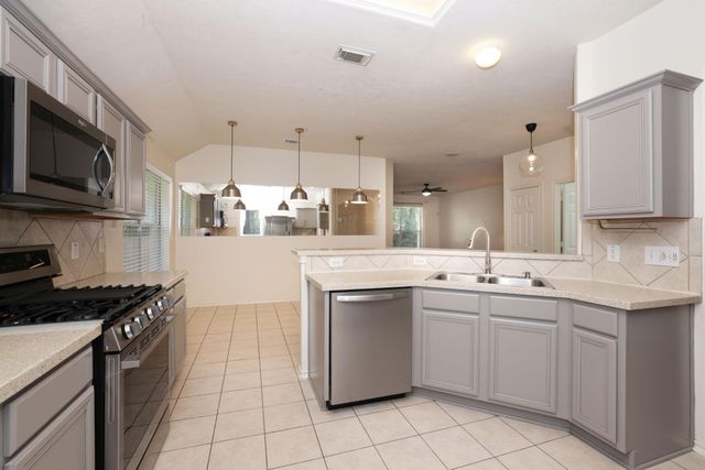 7 N Regan Mead Circle, The Woodlands, TX 77382