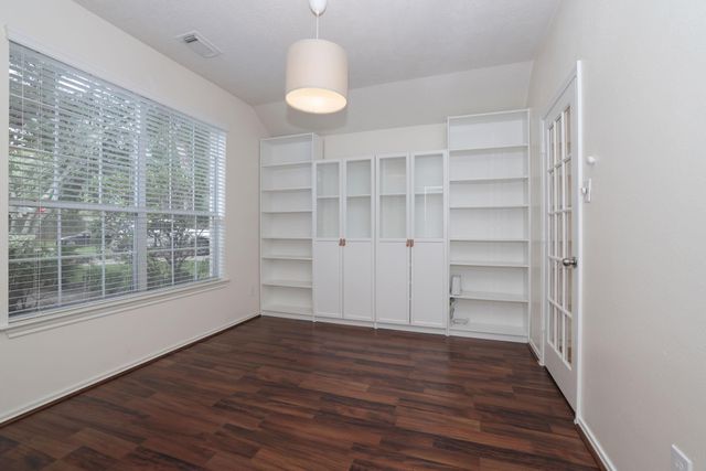 7 N Regan Mead Circle, The Woodlands, TX 77382