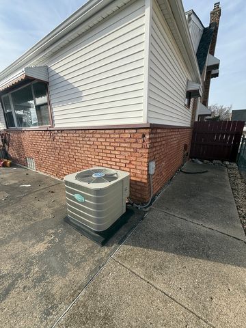 7445 W Winona Street, Harwood Heights, IL 60706