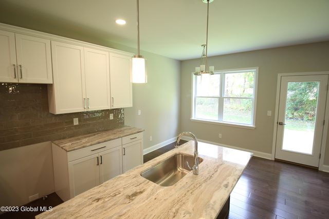 15a Wyatt's Way, Clifton Park, NY 12065