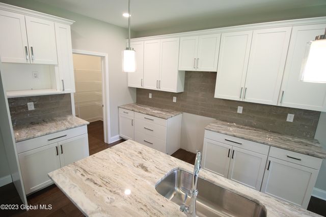 15a Wyatt's Way, Clifton Park, NY 12065