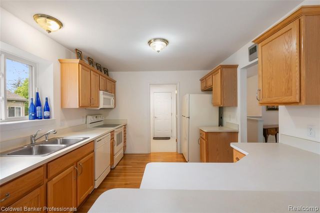 8178 Springdale Drive, White Lake, MI 48386