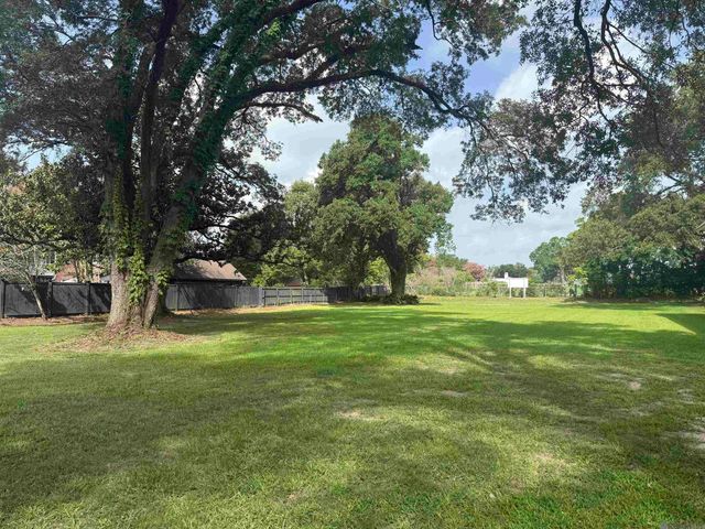 3062 Fairway Dr, Baton Rouge, LA 70809