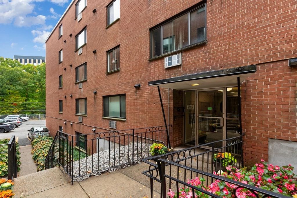 197 Kent St 42, Brookline, MA 02446