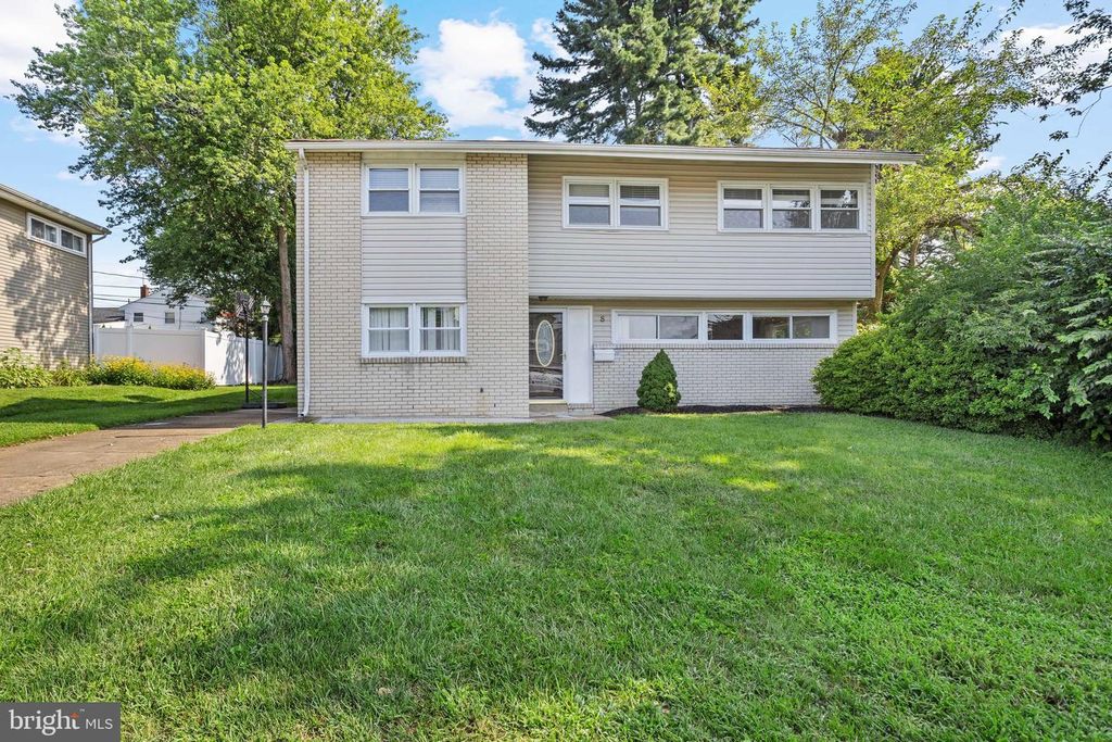 8 N AVON DR, Claymont, DE 19703