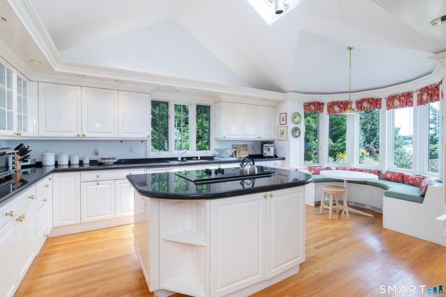 18 Rockland Park, Branford, CT 06405