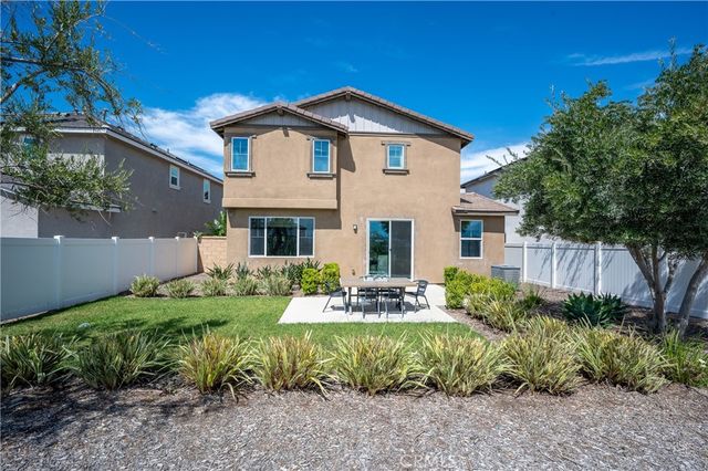 2433 Gunner Ridge Way, Rialto, CA 92377