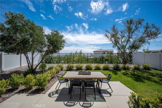 2433 Gunner Ridge Way, Rialto, CA 92377