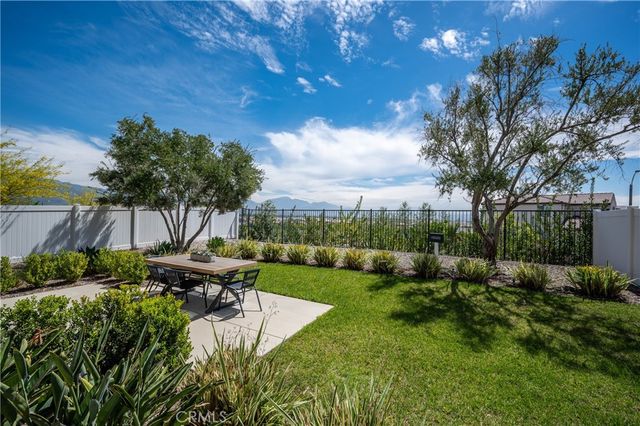 2433 Gunner Ridge Way, Rialto, CA 92377