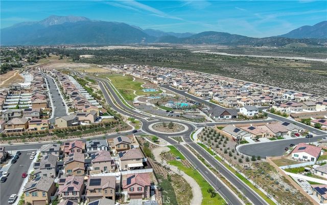 2433 Gunner Ridge Way, Rialto, CA 92377
