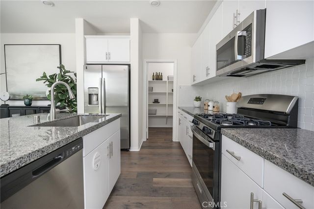 2433 Gunner Ridge Way, Rialto, CA 92377