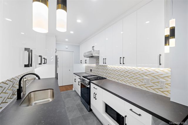 75-34 Bell LF, Bayside, NY 11364