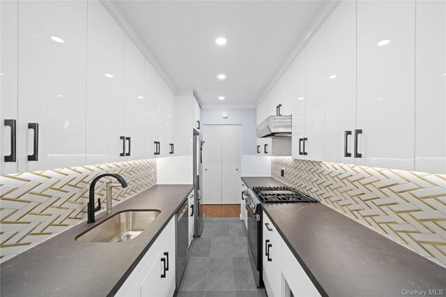 75-34 Bell LF, Bayside, NY 11364