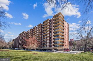 1300 ARMY NAVY DR #810, Arlington, VA 22202