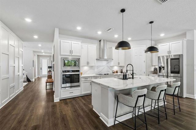 4911 LAKESHORE OAKS COURT, Tampa, FL 33624