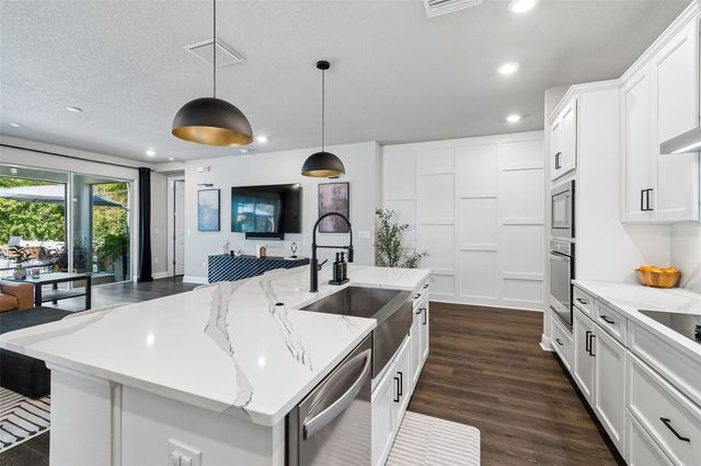 4911 LAKESHORE OAKS COURT, Tampa, FL 33624