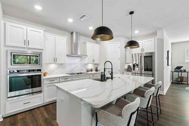 4911 LAKESHORE OAKS COURT, Tampa, FL 33624