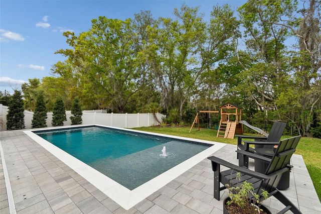 4911 LAKESHORE OAKS COURT, Tampa, FL 33624