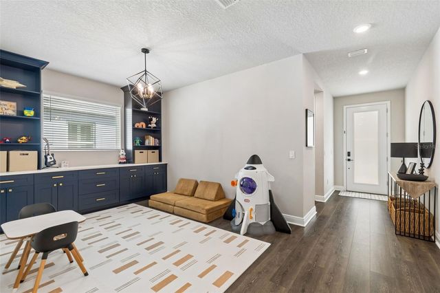 4911 LAKESHORE OAKS COURT, Tampa, FL 33624