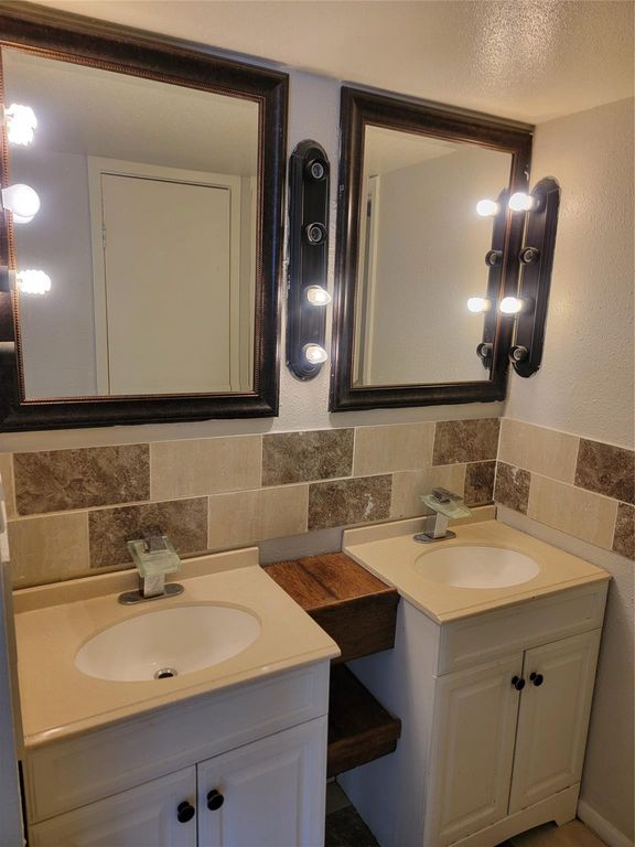 8901 S Braeswood Boulevard 107, Houston, TX 77074
