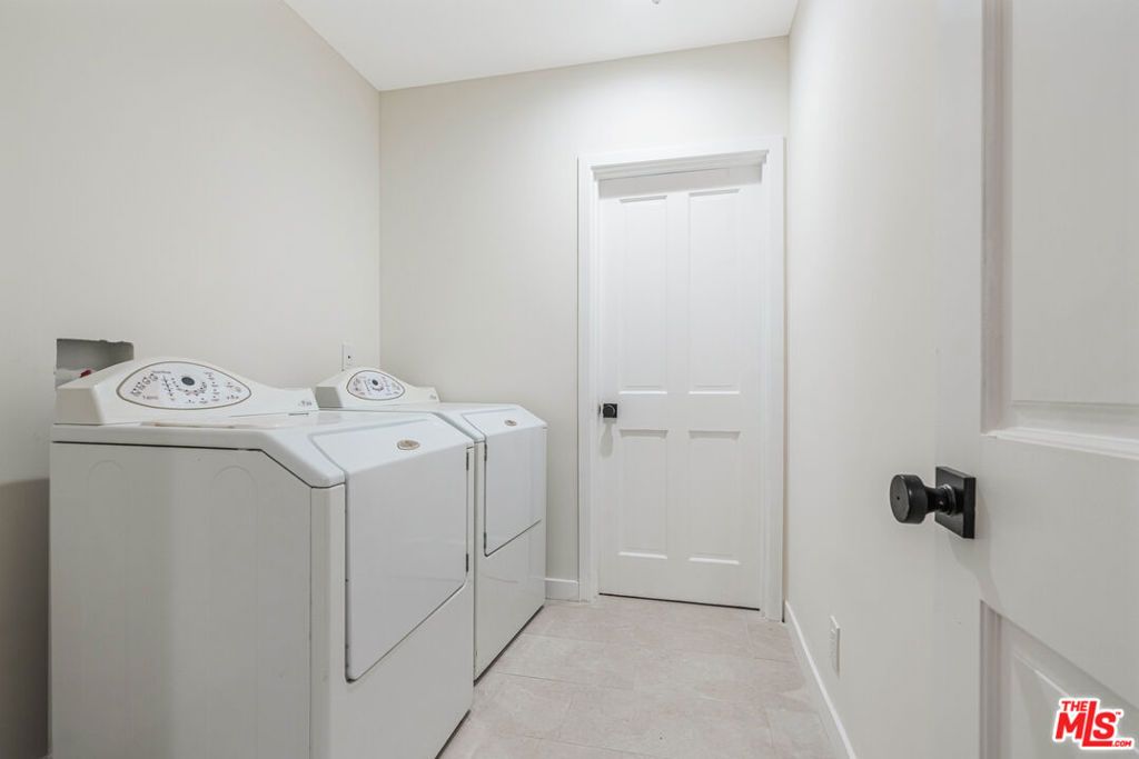 Image 16 of property listing at 426 Georgina Avenue, Santa Monica, CA 90402