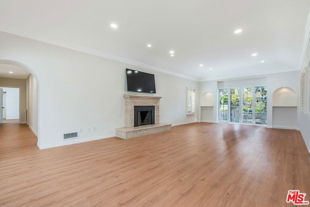 Image 3 of property listing at 426 Georgina Avenue, Santa Monica, CA 90402