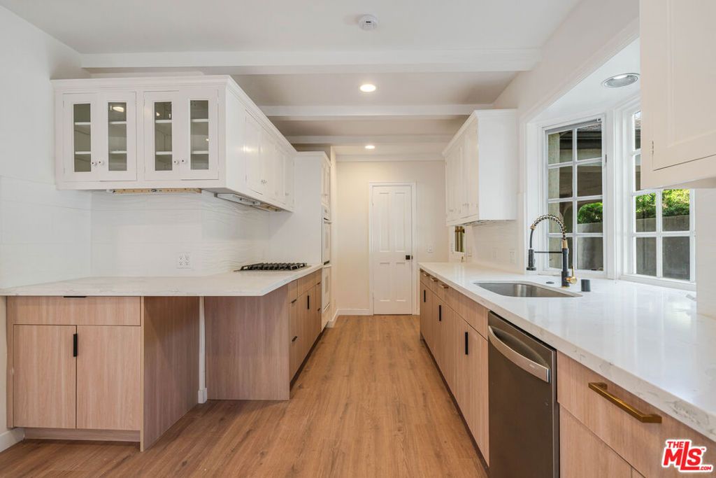 Image 4 of property listing at 426 Georgina Avenue, Santa Monica, CA 90402