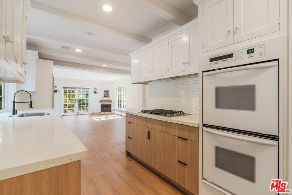 Image 5 of property listing at 426 Georgina Avenue, Santa Monica, CA 90402