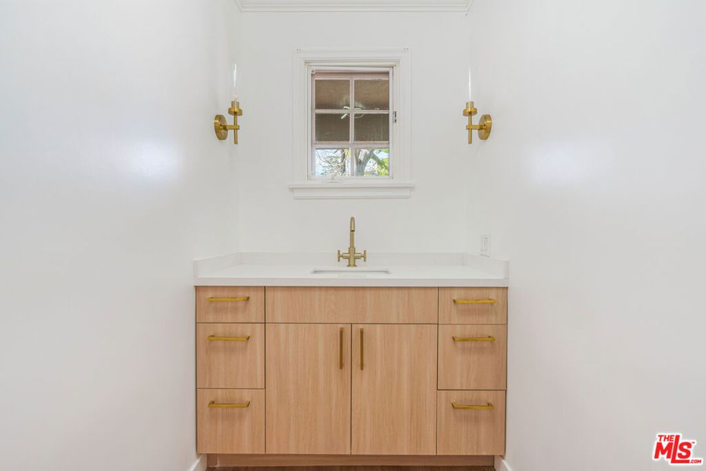 Image 7 of property listing at 426 Georgina Avenue, Santa Monica, CA 90402