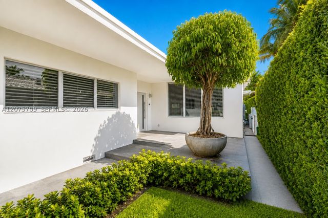 1885 Daytonia Rd, Miami Beach, FL 33141