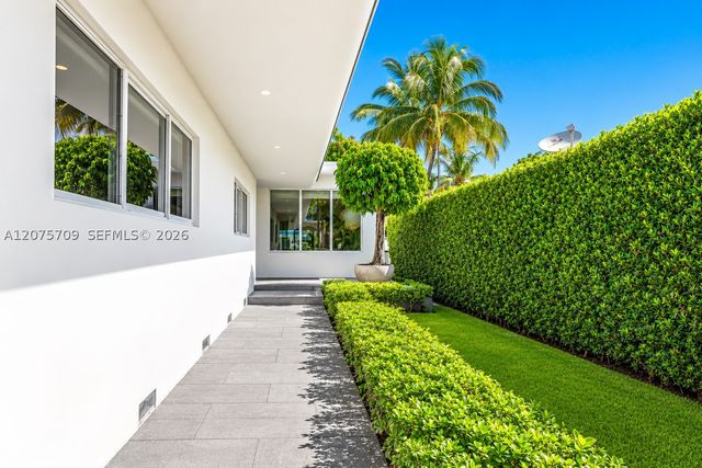 1885 Daytonia Rd, Miami Beach, FL 33141