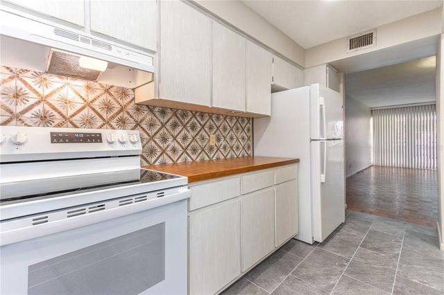 2950 WEST BAY DRIVE B5, Belleair Bluffs, FL 33770