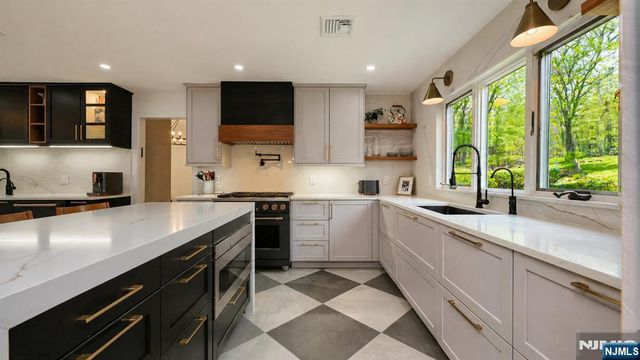 112 Urban Club Road, Wayne, NJ 07470