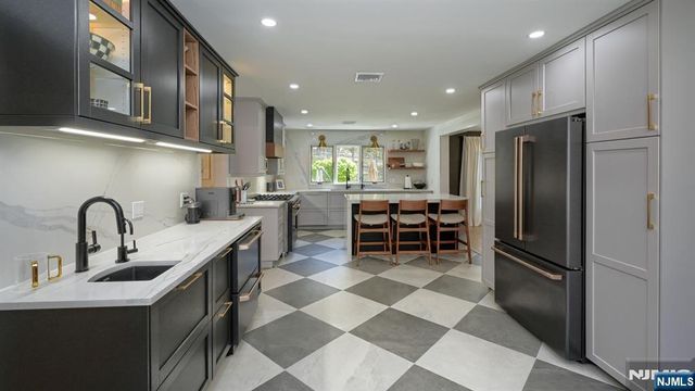 112 Urban Club Road, Wayne, NJ 07470