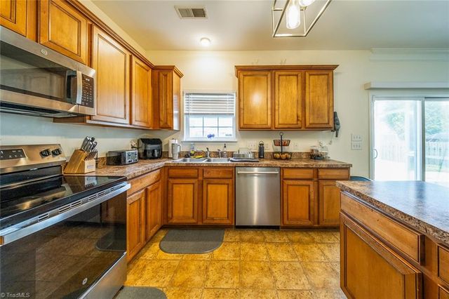 4949 Old Towne Village Circle, Pfafftown, NC 27040