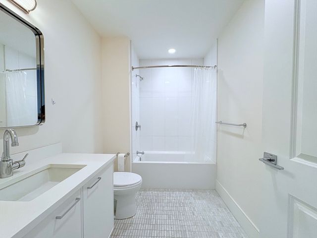 214 Market St 405, Boston, MA 02135