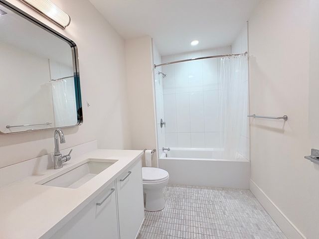 214 Market St 405, Boston, MA 02135