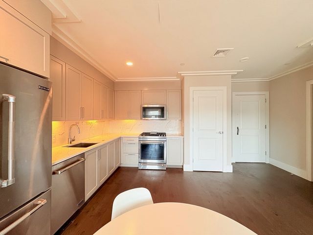 214 Market St 405, Boston, MA 02135