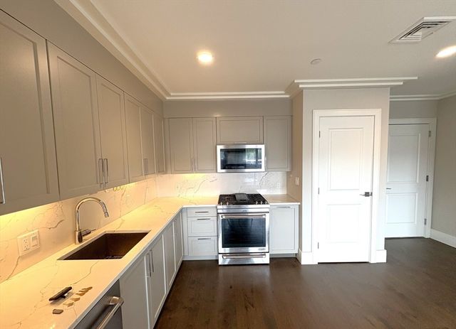 214 Market St 405, Boston, MA 02135