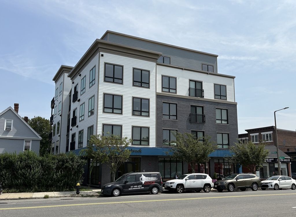 214 Market St 405, Boston, MA 02135