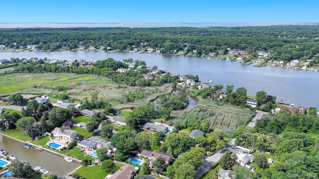 55 Riverview Court, Oakdale, NY 11769