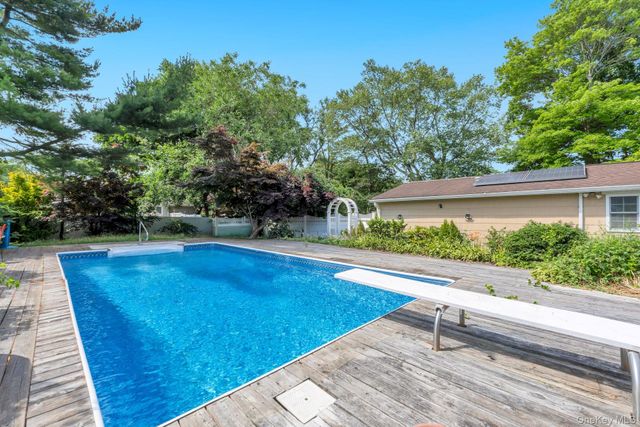 55 Riverview Court, Oakdale, NY 11769