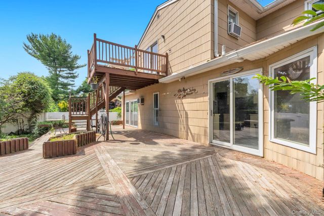 55 Riverview Court, Oakdale, NY 11769