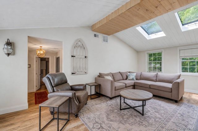 55 Riverview Court, Oakdale, NY 11769