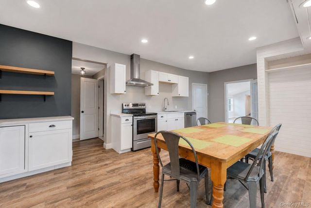 55 Riverview Court, Oakdale, NY 11769