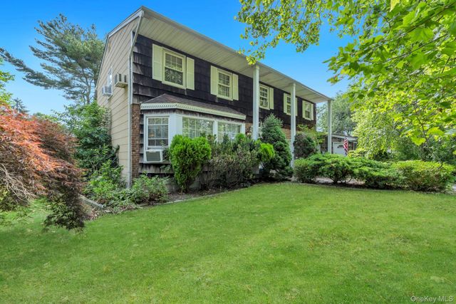 55 Riverview Court, Oakdale, NY 11769