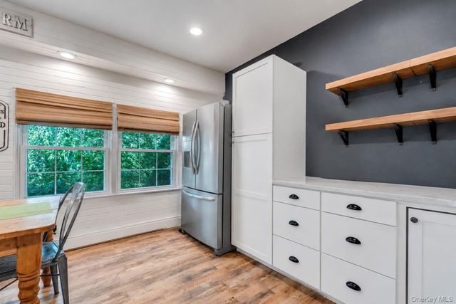 55 Riverview Court, Oakdale, NY 11769