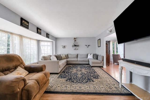 55 Riverview Court, Oakdale, NY 11769