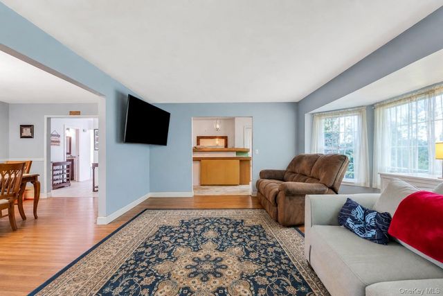 55 Riverview Court, Oakdale, NY 11769